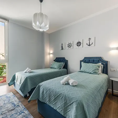 Villa Sunny Coastal Getaway Coast By Pikhost